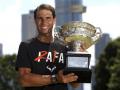 Rafael Nadal posa con su trofeo en Melbourne