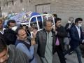 Fieles cristianos pakistaníes portan los restos mortales del sacerdote asesinado este domingo, 30 de enero