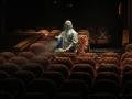 Un empleado sanitario desinfecta los asientos de una sala de cine en Nueva Delhi