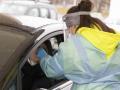 Un sanitario toma una muestra de saliva a un conductor en Alemania
