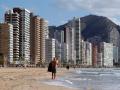 Un turista extranjero pasea por la orilla de una playa de Benidorm. España solo recibió el año pasado un 37 % de los visitantes de 2019