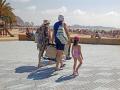Unos turistas se dirigen a una playa de Alicante. En 2021 solo llegaron a España un 37 % de los turistas extranjeros que nos visitaron en 2019