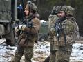 Dos soldados de la OTAN en el Centro de Preparación Multinacional Conjunta, Área de Entrenamiento de Hohenfels, Alemania