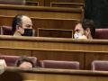 Sergio Sayas (dcha) y Carlos García Adanero (izda) conversan en el Congreso de los Diputados