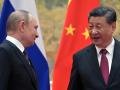 El presidente ruso, Vladimir Putin (izquierda), y el presidente chino, Xi Jinping, durante su reunión en Pekín
