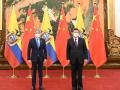 Presidente ecuatoriano Guillermo Lasso (Iz.) y el presidente chino Xi Jinping (D)
