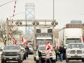 Los camioneros antivacunas bloquean el tráfico en el cruce fronterizo Ambassador Bridge, Ontario