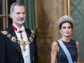 Queen Letizia and  King Felipe of Spain attend a State Banquet in Stockholm, Sweden, 24 November 2021. The Spanish Royals are on a two-day state visit to Sweden.
En la foto toison de oro