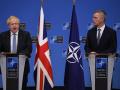 El primer ministro británico, Boris Johnson (Iz), junto con el secretario general de la OTAN, Jens Stoltenberg