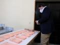 El candidato del PP a la Presidencia de la Junta de Castilla y León, Alfonso Fernández Mañueco revisa las papeletas antes de votar