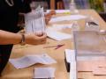 Miembros de la mesa de un colegio electoral realizan el recuento de votos tras las elecciones celebradas en Castilla y León