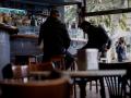 Dos hombres consumen en la barra de un bar de San Sebastián, donde desde este lunes el Gobierno Vasco ha relajado las restricciones impuestas por la pandemia