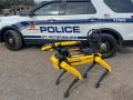 Uno de los agentes de policía de St. Petersburg maneja a Spot, el perro robot de la empresa Boston Dynamics