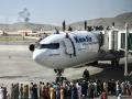 Ciudadanos afganos, que cayeron al vacío tras intentar huir de Kabul agarrados a un avión