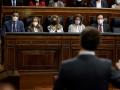 El líder del PP, Pablo Casado (de espaldas) interpela al presidente del Gobierno, Pedro Sánchez (i) durante la sesión de control al Gobierno este miércoles en el Congreso de los diputados