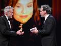 El director Laurent Larivière recogió el Oso de Oro de Honor en nombre de la actriz Isabelle Huppert