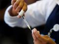 Personal de salud prepara una dosis contra la COVID-19 en un centro de vacunación en México