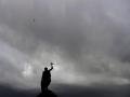 Cielo nuboso en Gijón, este lunes