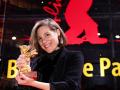 La directora de cine Carla Simón posa con su Oso de Oro del Festival de Cine de Berlín