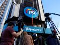 Varios periodisas a las puertas de la sede del PP, en la calle Génova de Madrid, donde este lunes se celebra la reunión del Comité de Dirección del partido
