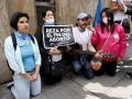 Manifestantes provida rezan contra el aborto, este lunes, en Bogotá