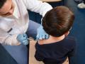 Un niño recibe la vacuna contra la covid en un colegio de Valencia