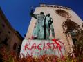 Una estatua de Fray Juníper Serra, vandalizada con la palabra 'racista'