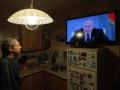 Una mujer residente en San Petersburgo escucha la intervención de Putin en la televisión