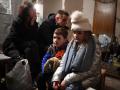 Una familia se refugia de los bombardeos bajo tierra en Kiev