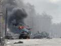 Un vehículo blindado arde en Jarkov (Ucrania), este domingo
