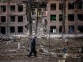 Un hombre camina delante de un edificio bombardeado en Vasilkov, cerca de Kiev, este domingo