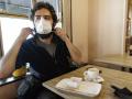 Luca, un cliente en el restaurante Quercus, se coloca la mascarilla tras desayunar