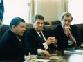El presidente Ronald Reagan recibe el Informe de la Comisión de la Torre sobre el asunto Irán-Contra en la Sala del Gabinete con John Tower y Edmund Muskie