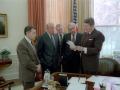 1El presidente con Caspar Weinberger George Shultz Ed Meese y Don Regan en la Oficina Oval discutiendo los comentarios del presidente sobre el asunto Irán-Contra, 25/11/1986