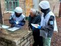 Miembros de Cáritas en Ucrania repartiendo asistencia