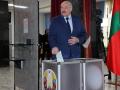 Alexander Lukashenko, emite su voto en el referéndum sobre las enmiendas constitucionales