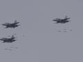 Tres aviones descargan bombas en una imagen de archivo