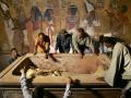 El arqueólogo y egiptólogo, el doctor Zahi Hawass examinando la tumba del faraón Tutankamón en el valle de los reyes en Luxor