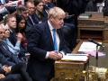 Una captura de video de imágenes transmitidas por la Unidad de Grabación Parlamentaria (PRU) del Parlamento del Reino Unido con Boris Johnson tomando la palabra