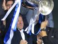 Roman Abramovich levanta la Copa de Europa lograda por el Chelsea en 2012