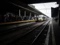 Civiles en la estación de tren intentando dirigirse hacia el oeste desde Kiev, Ucrania