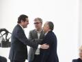 El presidente de CEOE, Antonio Garamendi, saluda al secretario general de CCOO, Unai Sordo, y al secretario general de UGT, Pepe Álvarez