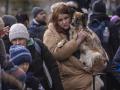 Una mujer refugiada abraza a su perro al llegar a la frontera entre Ucrania y Polonia