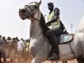 Un policía montado senegalés vigila la seguridad durante un partido de fútbol en febrero