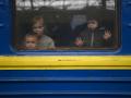 Niños ucranianos en un tren saliendo de Lviv en dirección a Eslovaquia