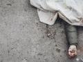 Cadáver tapado con una manta, ayer, en Irpin, tras un ataque ruso