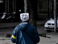 Un miembro de las tropas ucranianas porta una máscara vinculada al colectivo Anonymous en Kiev, el pasado 27 de febrero