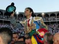 José Tomás sale a hombros de la plaza de toros de Granada en su última corrida
