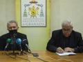 En la rueda de prensa en la curia metropolitana, Javier Martínez y el sacerdote ucraniano Svyatdslav Myronyuk