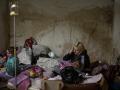 Los niños enfermos y las mujeres con sus bebés recién nacidos permanecen en un sótano utilizado como refugio antiaéreo en el hospital infantil de Okhmadet en el centro de Kiev